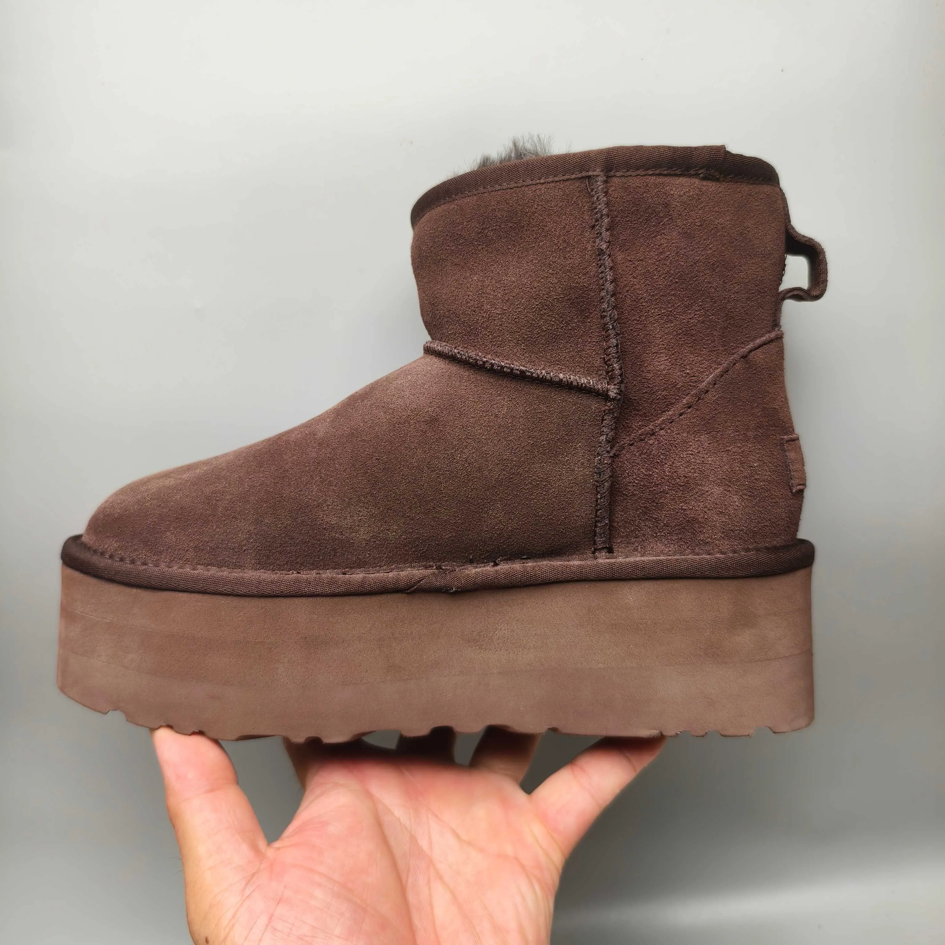 💰520 UGG sheepskin all-in-one snow boots. The official website synchronizes the new autumn and winter women's classic mini (thick sole) short snow boots 1134991, three-layer combination thick sole 5 cm, lightweight and non-slip, suede upper, 17 mm real wool lining, comfortable and casual, simple and fashionable! Color: Maroon Black Military Green Chocolate Size: 35-41